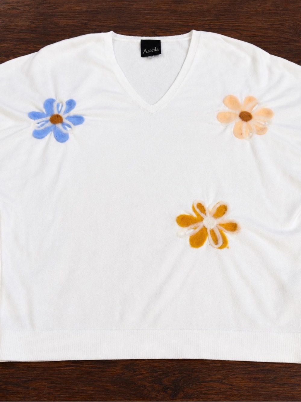 Aaeda Super Soft White Floral Sweater Top 20” PTP